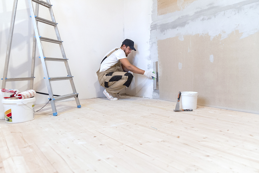 Male painter offering Melbourne painting services
